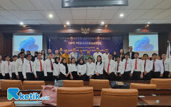 Foto Para peserta Ujian Profesi Advokat (UPA) Peradi tahun 2025 berfoto bareng para pengurus DPC se-DIY dan perwakilan pengurus DPN Peradi. (Foto: Fajar Rianto / Ketik.co.id)