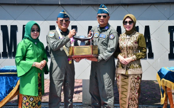 Thumbnail Berita - Laksda TNI Bayu Alisyahbana Jabat Danpuspenerbal, Laksda TNI Sisyani Jaffar Dilepas Ribuan Prajurit