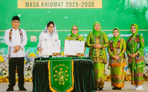 Foto Penandatanganan SK pengangkatan dan pengesahan di sela prosesi pelantikan Ketua Dewan Pembina PP Muslimat NU (Foto: Biro Adpim Pemprov Jatim)