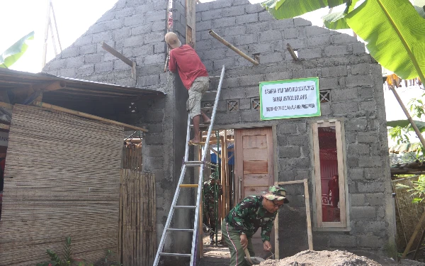 Foto Rumah sasaran penerima bantuan TMMD sudah tersentuh renovasi dan masih dalam proses pembangunan. (Foto: Pendim 0732/Sleman / Ketik.co.id)