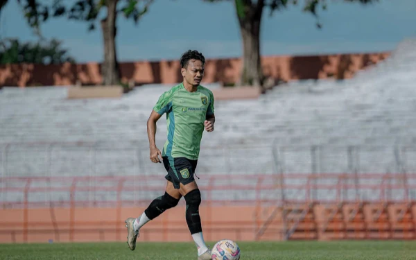 Thumbnail Berita - Lawan Semen Padang, Pelatih Persebaya Paul Munster Siap Mainkan M Hidayat