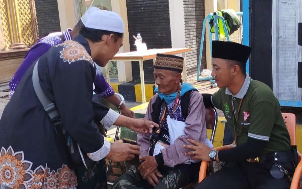Thumbnail Berita - Baru Tiba di Asrama Haji, 2 JCH Asal Jember Mendadak Ingin Pulang Kepikiran Sapi Peliharaannya