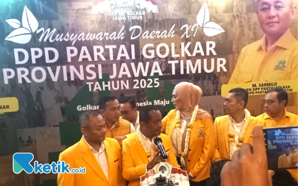 Foto Musda XI DPD Golkar Jatim usai, Ketum Bahlil Lahadalia puji Sarmuji, ucapkan selamat ke Ali Mufthi sambil mengingatkan meneruskan yang baik, dan terus berjuang membesarkan Golkar Jatim (Foto: Martudji, ketik.co.id)