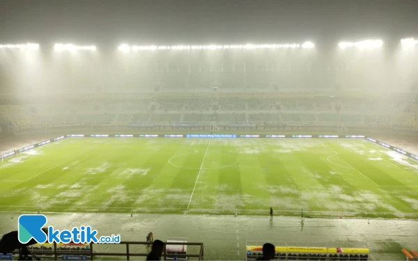 Thumbnail Berita - Hujan Deras di Stadion GBT, Laga Persebaya vs Semen Padang Ditunda