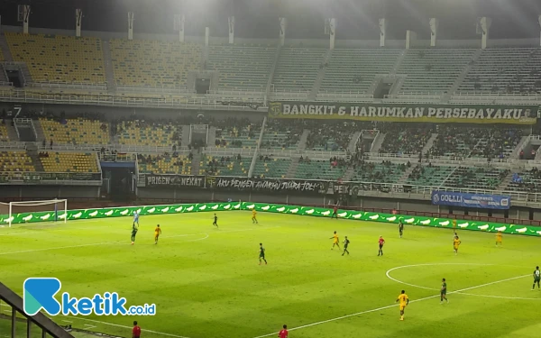 Thumbnail Berita - Hasil Semen Padang vs Persebaya 1-1, Drama Kartu Merah Menit Akhir