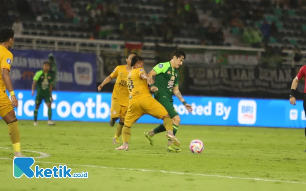 Thumbnail Berita - Gagal Raih 3 Poin di Kandang, Uston Nawawi Tetap Puji Pemain Persebaya