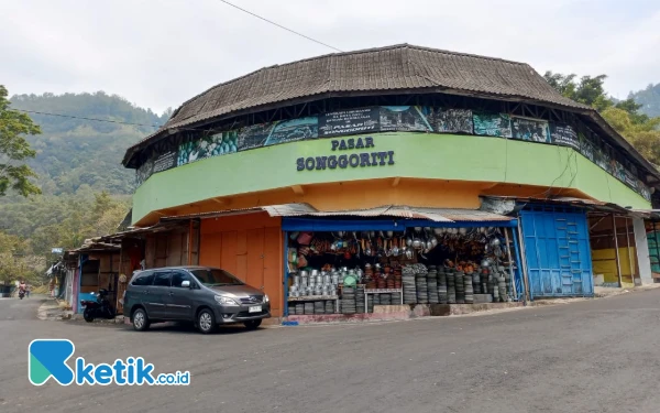 Foto Pasar Songgoriti yang berada di kawasan Songgoriti Kota Batu. (Foto: Sholeh/Ketik.co.id)