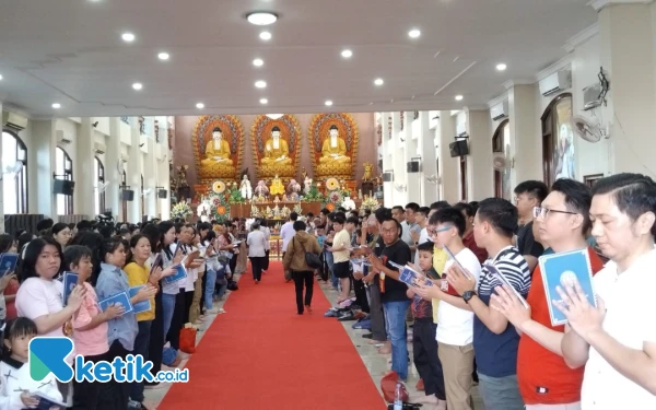 Thumbnail Berita - Ribuan Umat Buddha Padati Wihara Dharmakirti Palembang, Rayakan Tri Suci Waisak dengan Khidmat dan Semangat Kebersamaan
