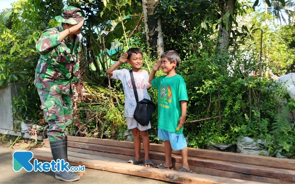 Thumbnail Berita - Inspirasi TMMD Sleman, Ismail dan Ahmad Bercita-cita Mengikuti Jejak TNI