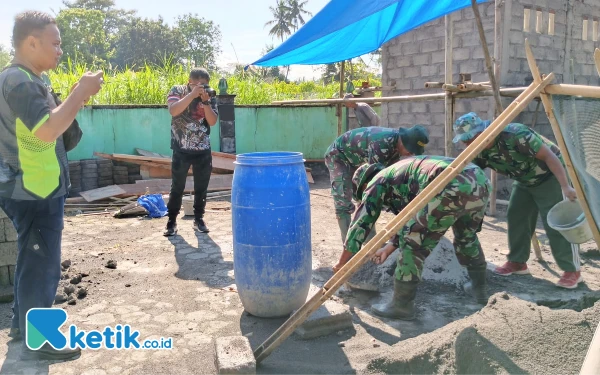 Foto Keberadaan Penerangan Kodim (Pendim) Sleman juga berperan penting dalam mendokumentasikan kegiatan TMMD. Sehingga masyarakat dapat memperoleh informasi terkini tentang perkembangan TMMD. (Foto: Pendim 0732/Sleman for Ketik.co.id)