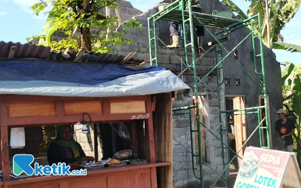 Foto Yati warga Ngentak, Pondokrejo, Tempel menunjukkan kepedulian yang luar biasa dengan menyediakan logistik makanan berupa snack/jajan pasar untuk anggota Satgas TMMD dan warga yang bekerja melaksanakan TMMD. (Foto: Pendim 0732/Sleman for Ketik.co.id)