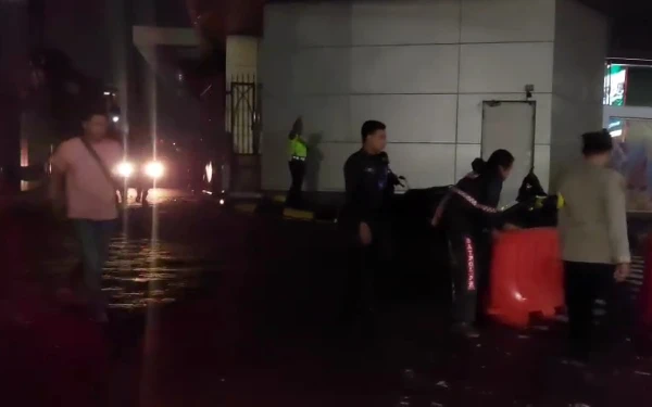 Thumbnail Berita - Identitas Pria Jatuh dari Tunjungan Plaza Terungkap, Polisi Selidiki Penyebab Kematian