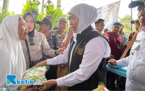 Thumbnail Berita - Lansia Dusun Sumbul di Malang Gembira Terima Beras Gratis dari Gubernur Khofifah