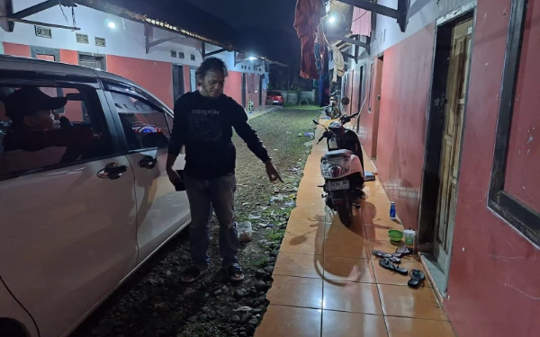 Foto Petugas Kepolisian Menunjukan Tempat Kejadian Perkara kasus Pemerasan dan Pengeroyokan (Foto: Humas Polres Pekalongan)