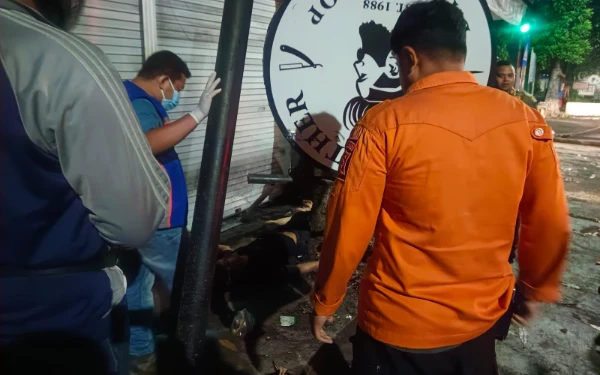 Thumbnail Berita - Maut di Jalan Gresik, Pemuda Surabaya Tewas Tabrak Tiang