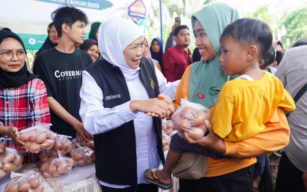 Foto Gubernur Khofifah sapa dan salami warga yang antusias belanja di Pasar Murah Singosari, Malang (Foto: Biro Adpim Pemprov Jatim)