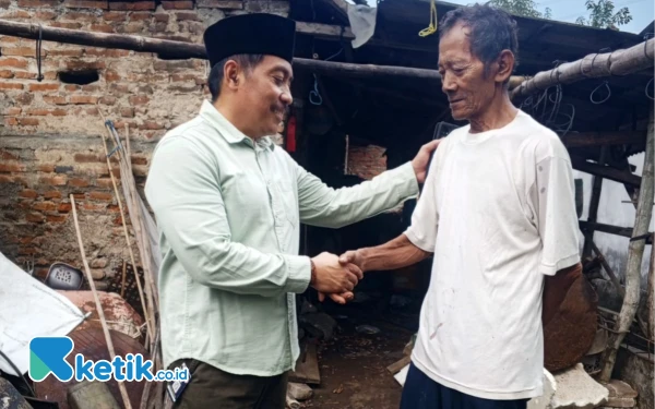 Foto Anggota DPRD Sidoarjo Dhamroni Chudlori berpamitan kepada Sujaman, warga Dusun Godekan, Kecamatan Tulangan, pada Selasa (13 Mei 2025). (Foto: Dokumen)