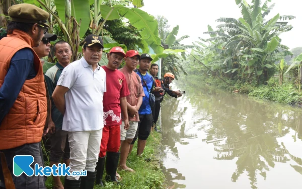 Foto Bupati Sidoarjo Subandi dan Kepala Pelaksana BPBD Sidoarjo Sabino Mariano melihat kondisi Afvour Sidorejo yang meluap dan mengakibatkan banjir. (Foto: Kominfo Sidoarjo)