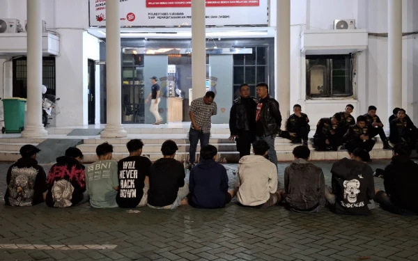 Thumbnail Berita - Ngeri! Sajam dan Bom Molotov Disita dari 10 Pemuda Hendak Tawuran di Surabaya