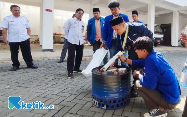 Foto Uji coba alat pembakar minim asap yang dilakukan PMII di Halaman DLH Pacitan, Rabu, 14 Mei 2025. (Foto: Al Ahmadi/Ketik.co.id)
