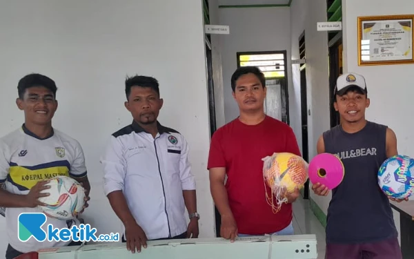 Thumbnail Berita - Pemdes Kupal Halmahera Selatan Serahkan Alat Prasarana Penunjang Olahraga ke Pemuda Desa