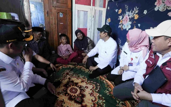 Thumbnail Berita - Ke Pasuruan, Mensos Gus Ipul Kunjungi Rumah Calon Siswa Sekolah Rakyat
