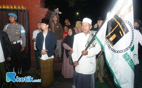 Thumbnail Berita - 98 JCH Asal Trenggalek Kloter Diberangkatkan,  Ada Wabup Syah Bersama Istri