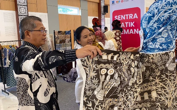 Foto Pemkab Sleman terus terus berupaya mengembangkan batik dan lurik produk perajin Sleman agar semakin dikenal luas. (Foto: Prokopim Sleman / Ketik.co.id)