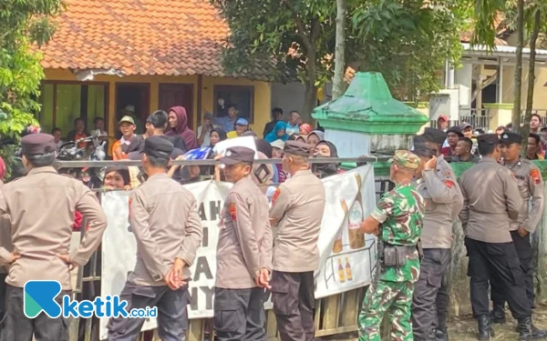 Foto Petugas Gabungan TNI-Polri mengamankan aksi damai di Kantor Desa Randumuktiwaren (Foto: Slamet/ketik.co.id)