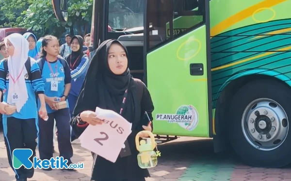 Foto Murid-murid SMP berangkat melakukan kegiatan pembelajaran inovatif dari SMP Negeri 2 Sidoarjo pada Rabu (14 Mei 2025). (Foto: Fathur Roziq/Ketik.co.id).