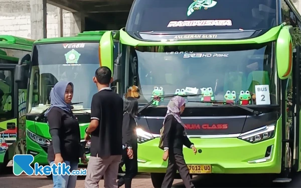Foto Bus-bus yang hendak membawa murid-murid SMP di Sidoarjo mengikuti kegiatan pembelajaran inovatif.  (Foto: Fathur Roziq/Ketik.co.id)