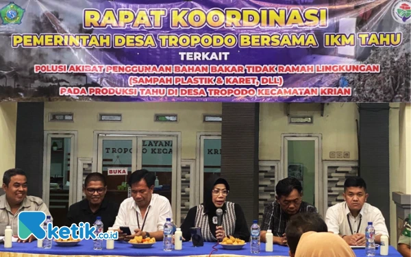 Foto Sekretaris Daerah Kabupaten Sidoarjo Dr Fenny Apridawati memberikan arahan dan sosialisasi tentang dampak penggunaan limbah B3 sebagai bahan bakar. (Foto: DLHK Sidoarjo).