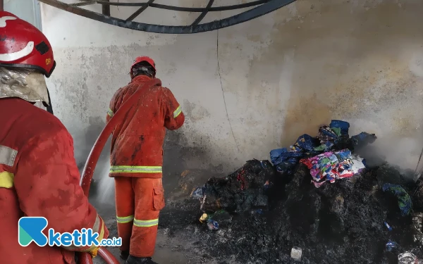 Foto Petugas PMK melakukan pembasahan di gudang spon di Desa Watugaluh, Kecamatan Diwek, Kabupaten Jombang, Kamis 15 Mei 2025. (Foto: Syaiful Arif/ketik.co.id)