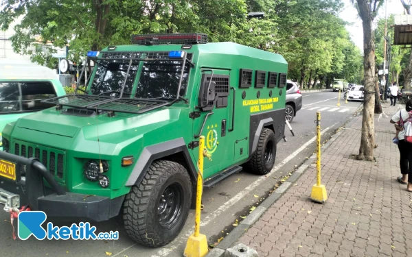 Thumbnail Berita - Mirip Kendaraan Taktis, Mobil Tahanan Kejati Jatim Bikin Heboh Pengunjung PN Surabaya