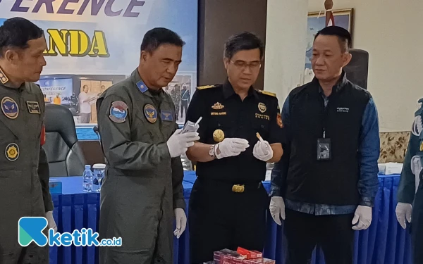 Thumbnail Berita - Bea Cukai Dalami Pengiriman 1,4 Ton Rokok Ilegal yang Digagalkan Satgaspam TNI AL Bandara Juanda