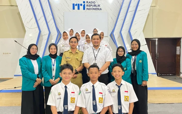 Thumbnail Berita - Mahasiswa Unisma Latih Public Speaking Siswa Melalui VOXA 13 Podcast