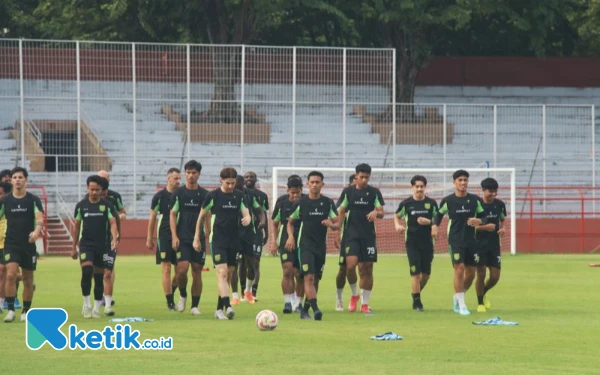 Thumbnail Berita - Paul Munster Kartu Merah, Uston Nawawi Pimpin 2 Laga Terakhir Persebaya