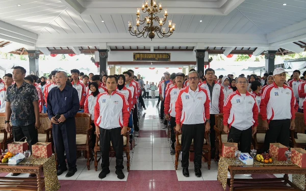Foto Pelepasan kontingen POPDA 2025 tersebut juga dihadiri asisten Sekda dan beberapa Kepala OPD Pemkab Sleman terkait.  (Foto: Prokopim Sleman / Ketik.co.id)