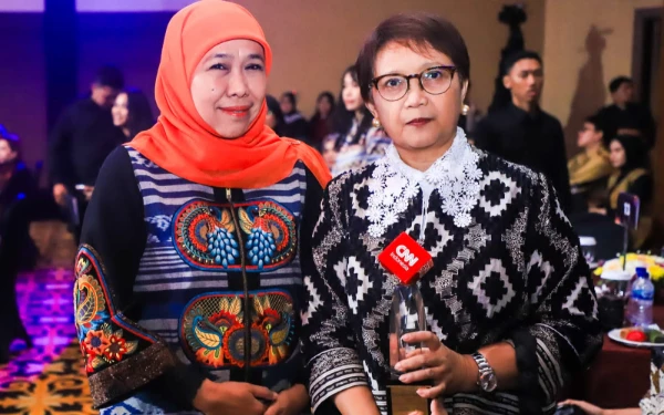 Thumbnail Berita - Khofifah Terima Penghargaan" Leading Women Awards 2025" dari CNN Indonesia