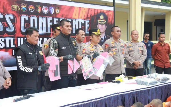 Thumbnail Berita - Polres Bondowoso Ungkap 7 Kasus Kriminal Selama Operasi Pekat, 12 Tersangka Ditangkap