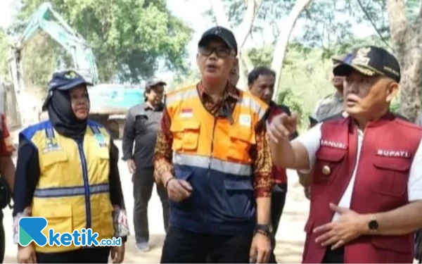 Foto Bupati Malang Sanusi didampingi Kepala Dinas Pekerjaan Umum Bina Marga, Khairul Isnadi Khusuma dan Kabid Jalan Dinas Pekerjaan Umum Bina Marga Kabupaten Malang, Anita Aulia Sari ketika meninjau pengerjaan longsor Jalan Rajekwesi. (Foto: dok Ketik.co.id)

Sumber: Ketik.co.id | Media Kolaborasi Indonesia. 
https://www.ketik.co.id/berita/beri-kenyamanan-pengendara-dpubm-kabupaten-malang-hotmix-jalibar-kepanjen