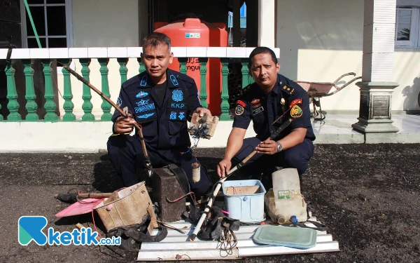 Foto Pemusnahan Alat Setrum Ikan Oleh Petugas Stasiun PSDKP Cilacap dan DKP Jawa Tengah. (Foto: Doc PSDKP Cilacap)