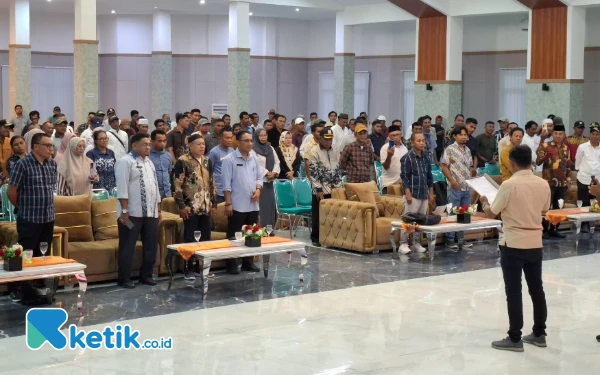 Foto Para Kades ketika di pandu membacakan naskah pakta integritas di aula Kantor Bupati Jumat 16 Mei 2025. (Foto:Mursal/Ketik.co.id)