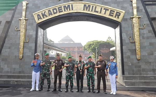 Foto Jampidmil Mayjen TNI Dr M Ali Ridho (kalung bunga), sedangkan dua orang yang memakai seragam Kejaksaan adalah Kejati Jateng Ponco Hartanto (kiri) dan (kanan) Kejati DIY Riono Budisantoso saat berada di Akmil Magelang, Jumat, 16 Mei 2025. (Foto: Penkum Kejati DIY / Ketik.co.id)
