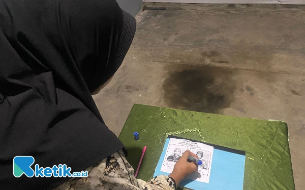 Foto Salah seorang pemilih saat akan melakukan pencoblosan Ketua RT di Desa Marawan Tapen pada Jum'at (16/5/2025) (Haryono/Ketik.co.id)
