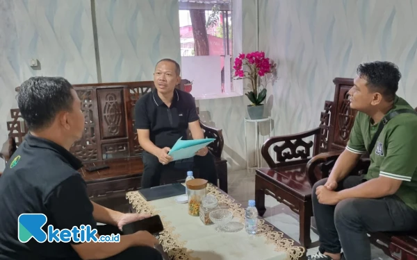 Foto Kepala Dinas PU Bina Marga Sidoarjo Dwi Eko Saptono memanggil pelaksana proyek urukan yang melewati ruas jalan Desa Banjar Kemuning, Sedati. Proyek harus distop. (Foto: Kominfo Sidoarjo)