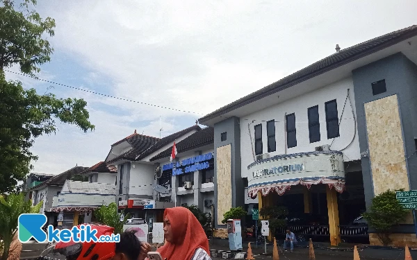 Thumbnail Berita - Pasien Rawat Inap Dirawat di Depan Kamar Mandi, Keluarga Kritik Pelayanan RSUD dr. Mohammad Zyn Sampang