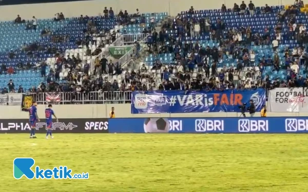 Thumbnail Berita - Komdis Hukum Arema FC, Panpel Minta Polisi Evaluasi Keamanan di Luar Stadion
