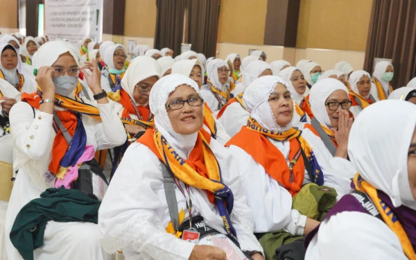 Thumbnail Berita - Jemaah Calon Haji Gelombang Kedua Langsung Kenakan Ihrom dari Surabaya, Miqat di Atas Pesawat