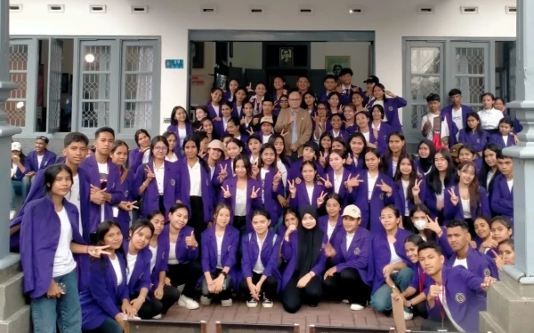 Foto Mahasiswa Pusdipwasbang berfoto dengan dengan Romy Soekarno, Cucu Sang Proklamator di Istana Gebang Kota Blitar. (Foto: Unitri)